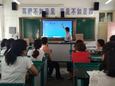 從黑板到多媒體，從紙質(zhì)筆記本到電腦筆記本，多媒體教學(xué)觸摸體機(jī)改變了傳統(tǒng)的教學(xué)用具